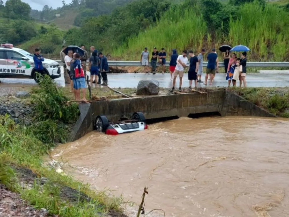 Vídeo: Casal e bebê morrem após enxurrada arrastar veículo em Palhoça
