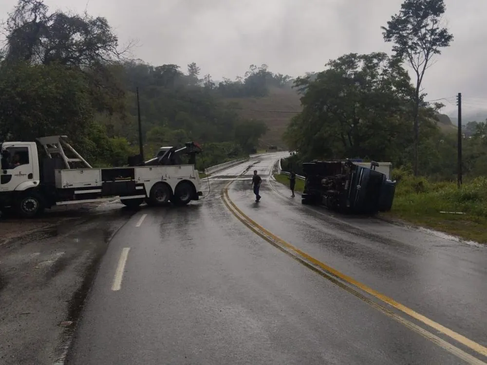 BR-470 em Rodeio é liberada após tombamento de caminhão