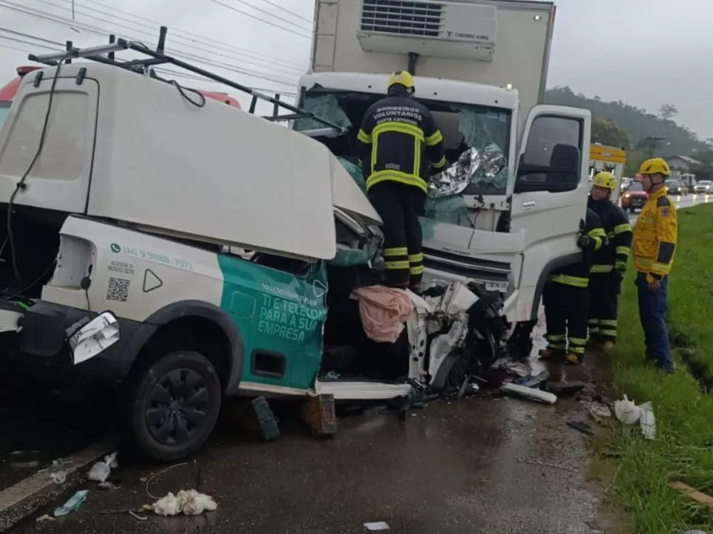 Fotos: Escada de utilitário atinge motorista de caminhão após batida e causa morte na Rodovia Jorge Lacerda, em Ilhota