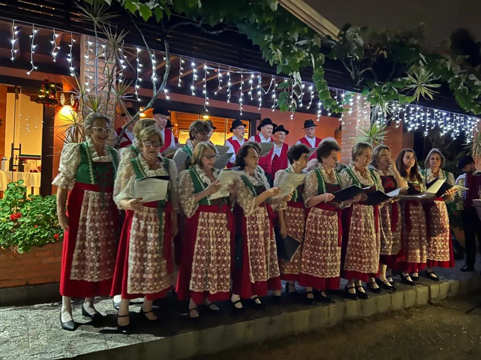 Coral natalino resgata memórias da Colônia Blumenau no Parque Vila Germânica nesta quarta