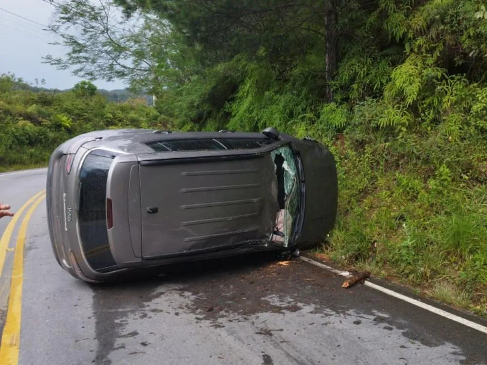 Mulher escapa ilesa após carro capotar na Rodovia Pedro Merizio, no Vale do Itajaí