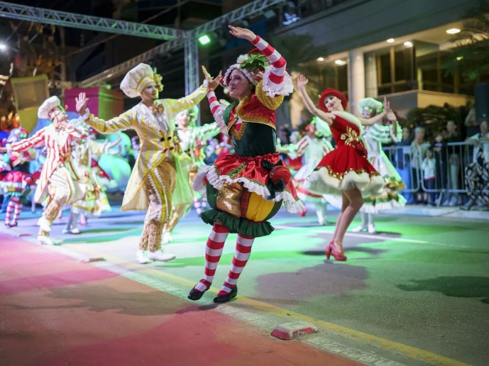 Natal: Avenida Atlântica recebe espetáculo natalino com mais de 50 artistas em Balneário Camboriú
