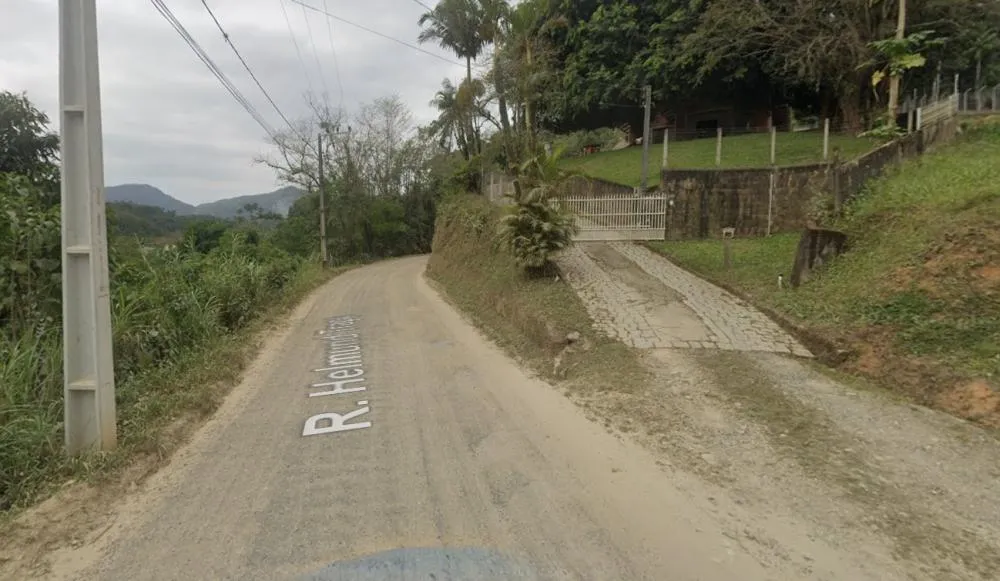 Obra na rua Helmund Trapp, no bairro Testo Salto, altera trânsito e linhas de ônibus em Blumenau; veja mudanças