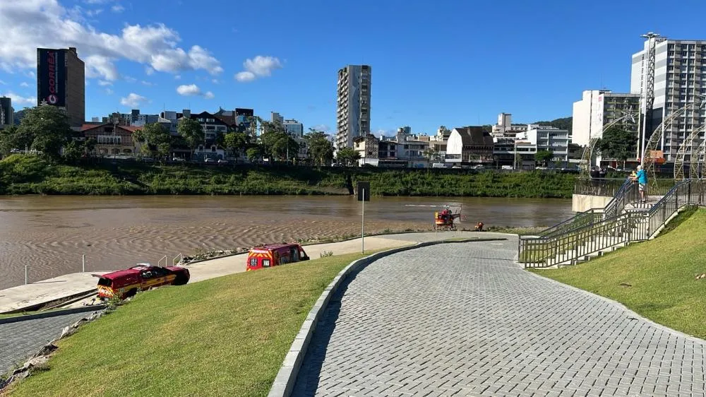 Homem é resgatado pelo Arcanjo 03 após ser arrastado pela correnteza no Rio Itajaí-Açu, em Blumenau