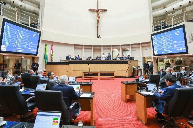 Deputados de SC elevam gratificação da mesa diretora de 30% para 45%