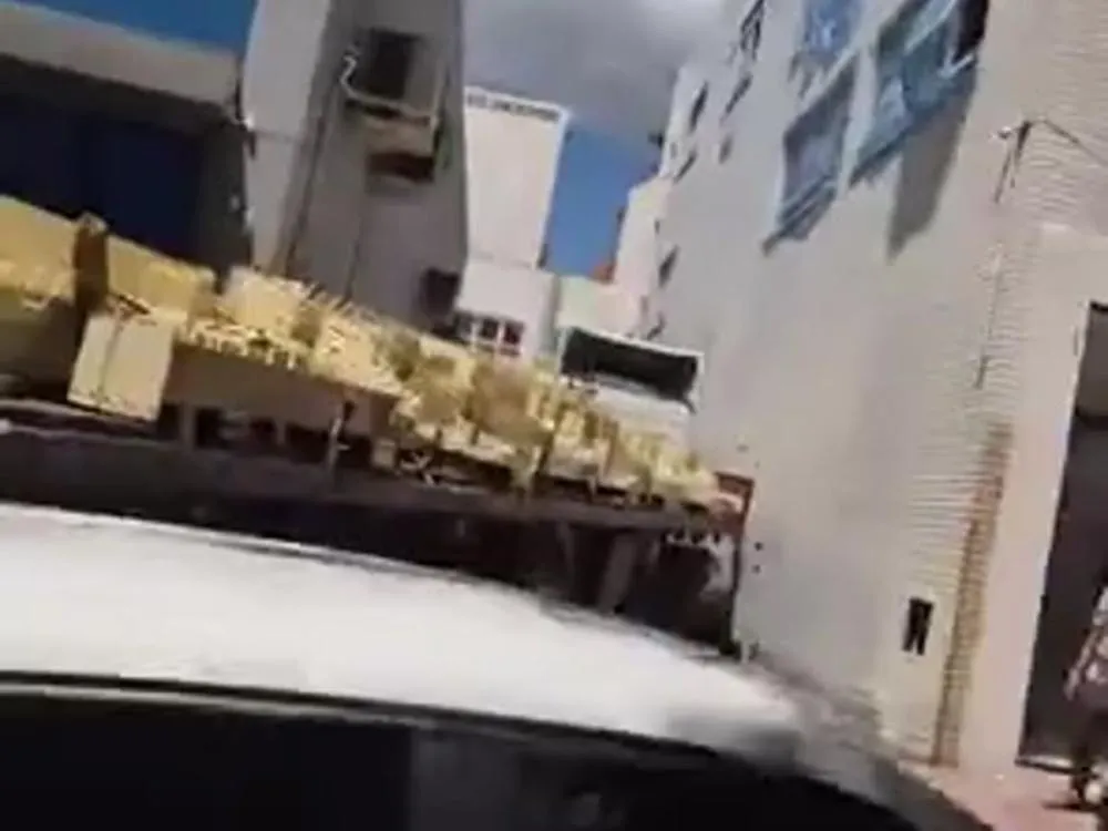 Carreta fica presa e chama atenção no Centro de Blumenau