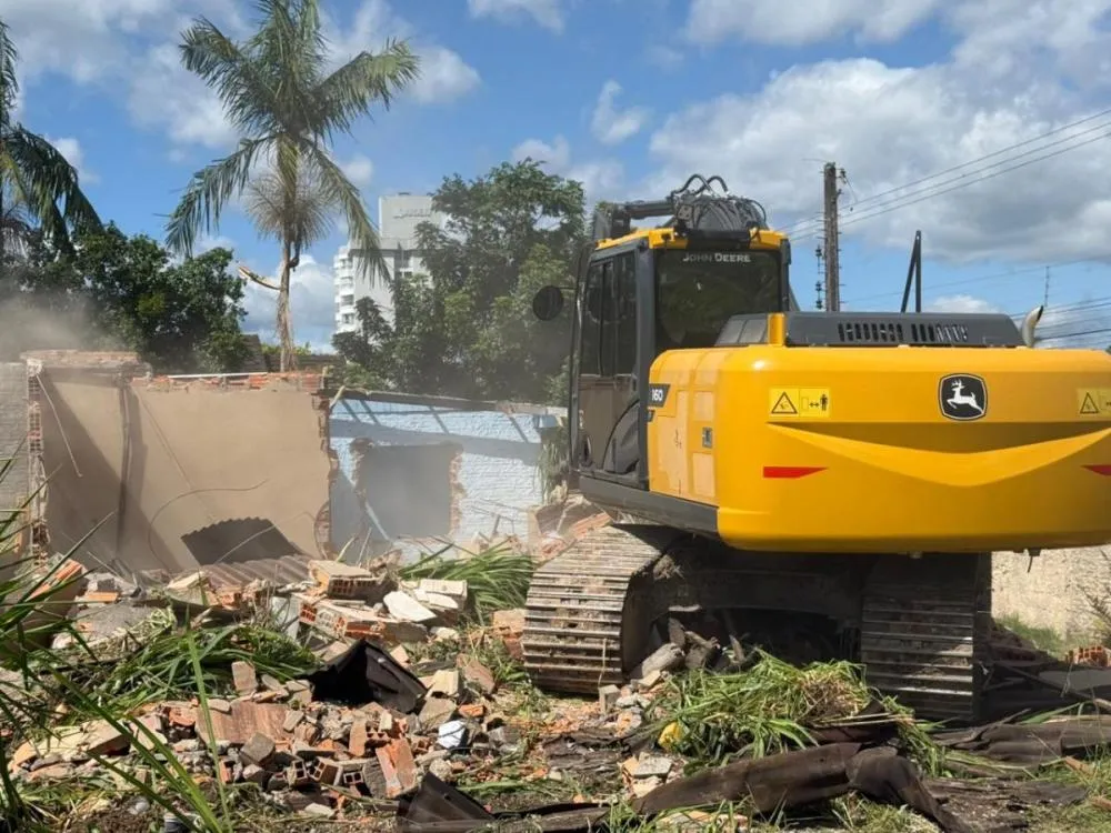 Construção desocupada é demolida no bairro Margem Esquerda, em Gaspar