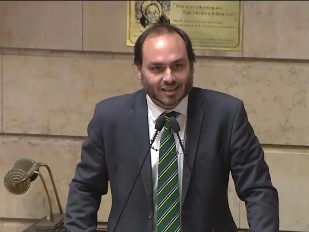 Vídeo: Após sete mandatos, Carlos Bolsonaro deixa Câmara do Rio para concorrer ao Senado por SC