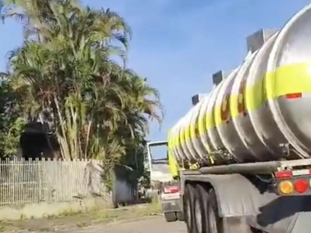 Bombeiros de Indaial atendem incêndio e capotamento quase ao mesmo tempo