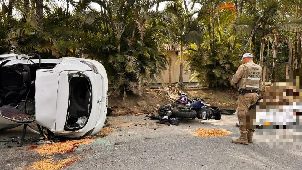 Duas pessoas morrem e uma fica gravemente ferida em acidente entre carro e moto na SC-108, em Guaramirim
