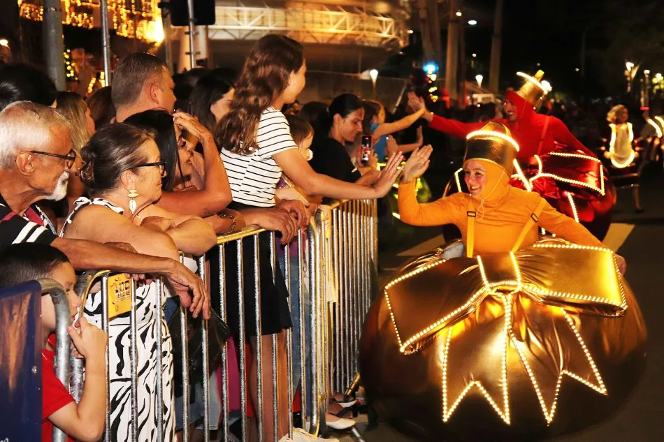 Desfile de Natal movimenta a rua Alberto Stein neste sábado em Blumenau; trânsito terá alterações