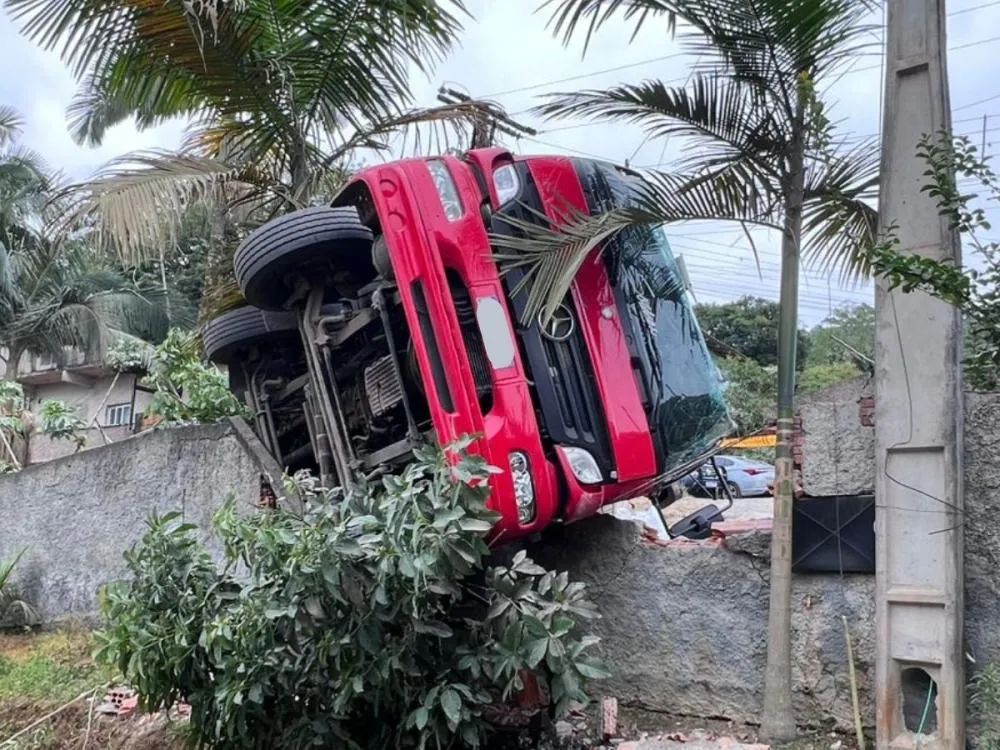 Vídeo: Caminhão carregado de polietileno capota duas vezes e para sobre muro de casa no Morro do Laguna, em Blumenau