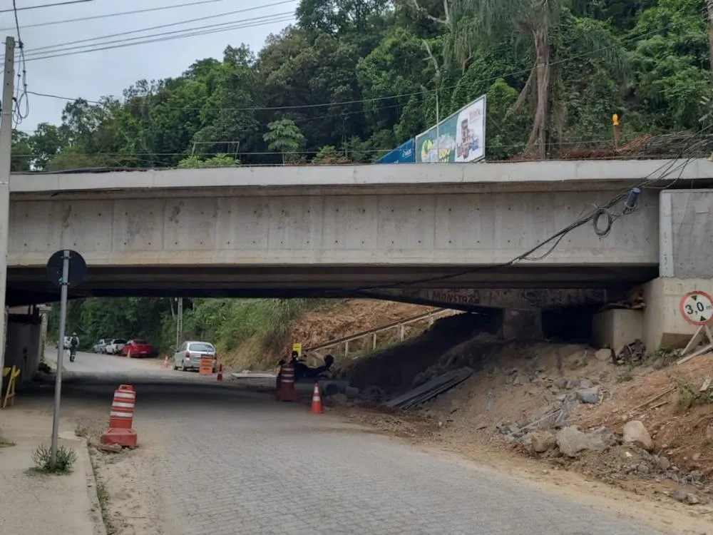 Obras na Ponte Santa Catarina fecham trecho da Rua 5 de Outubro, em Blumenau; veja rotas alternativas
