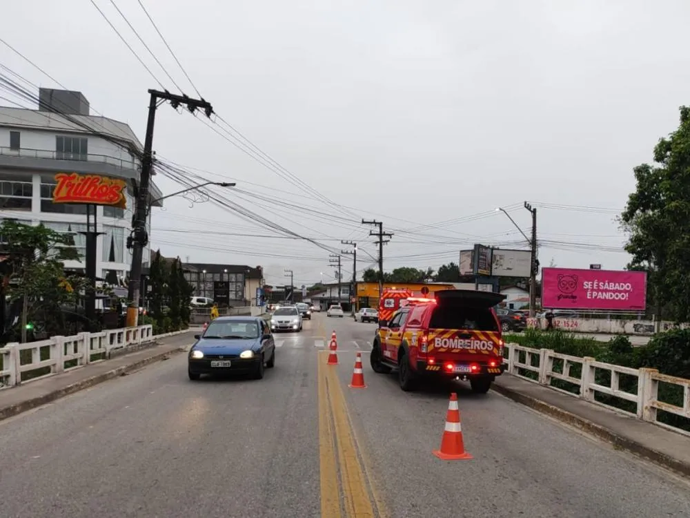 Acidente entre bicicleta elétrica e motocicleta deixa um ferido em Gaspar