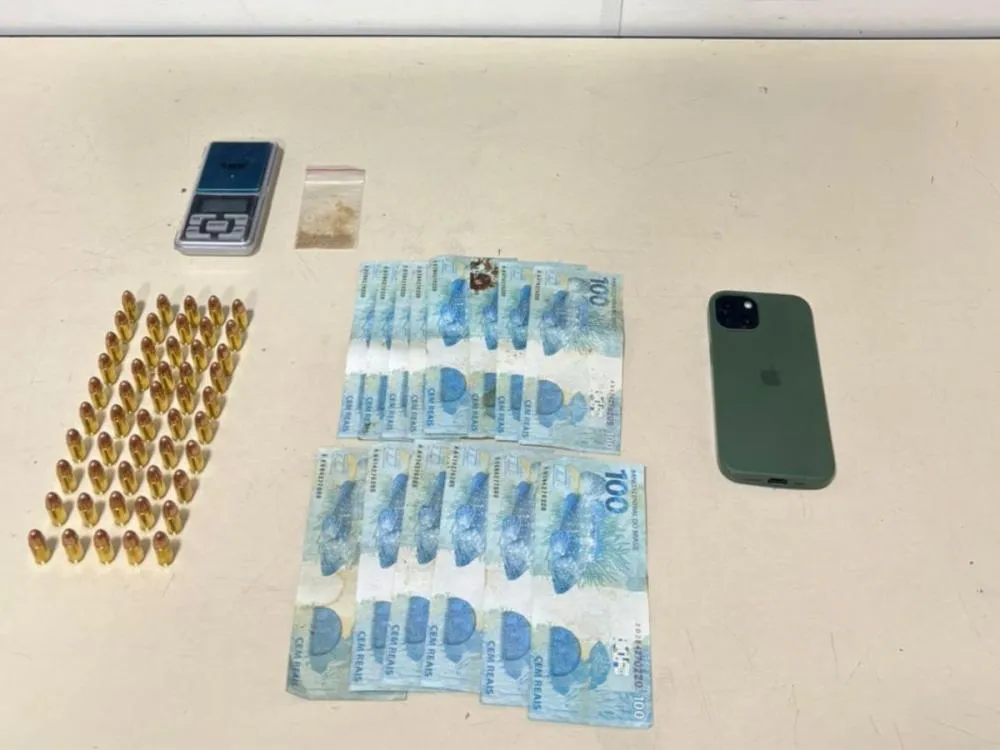 Operação da PM apreende munições, drogas e notas falsas em conveniência de Blumenau