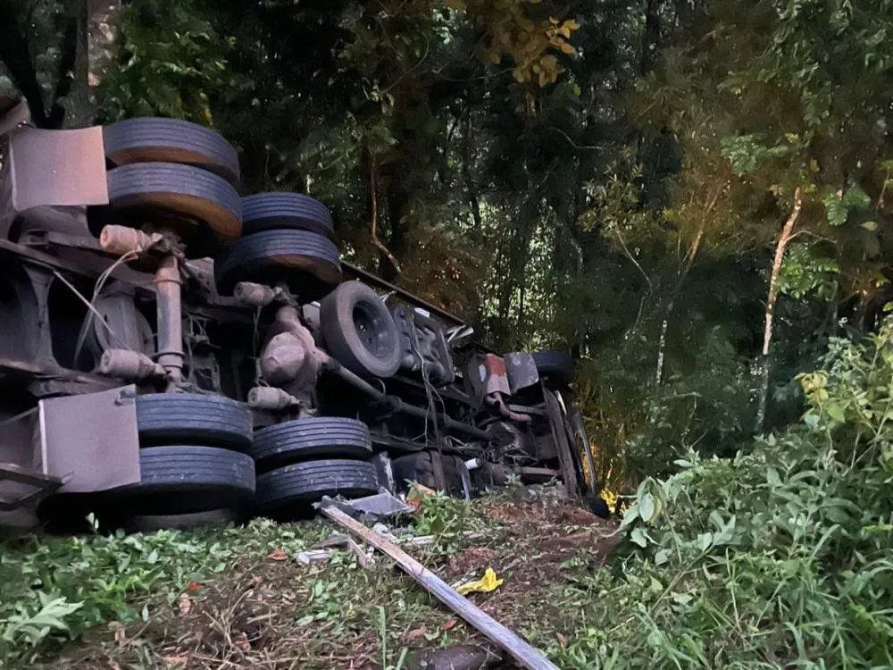 Motorista fica ferido após caminhão sair da pista e tombar na BR-470, no Alto Vale