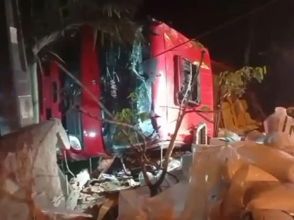 Vídeo: Caminhão que capotou no Morro do Laguna é retirado durante a noite desta sexta em Blumenau