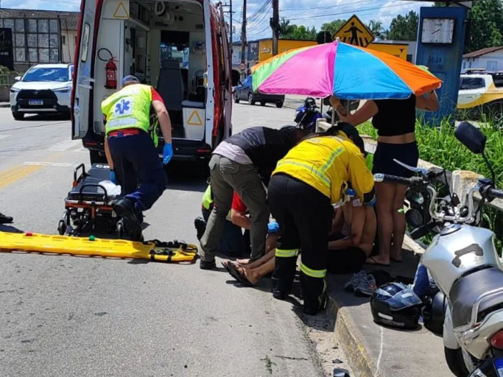 Acidente de moto deixa dois feridos no Centro de Gaspar