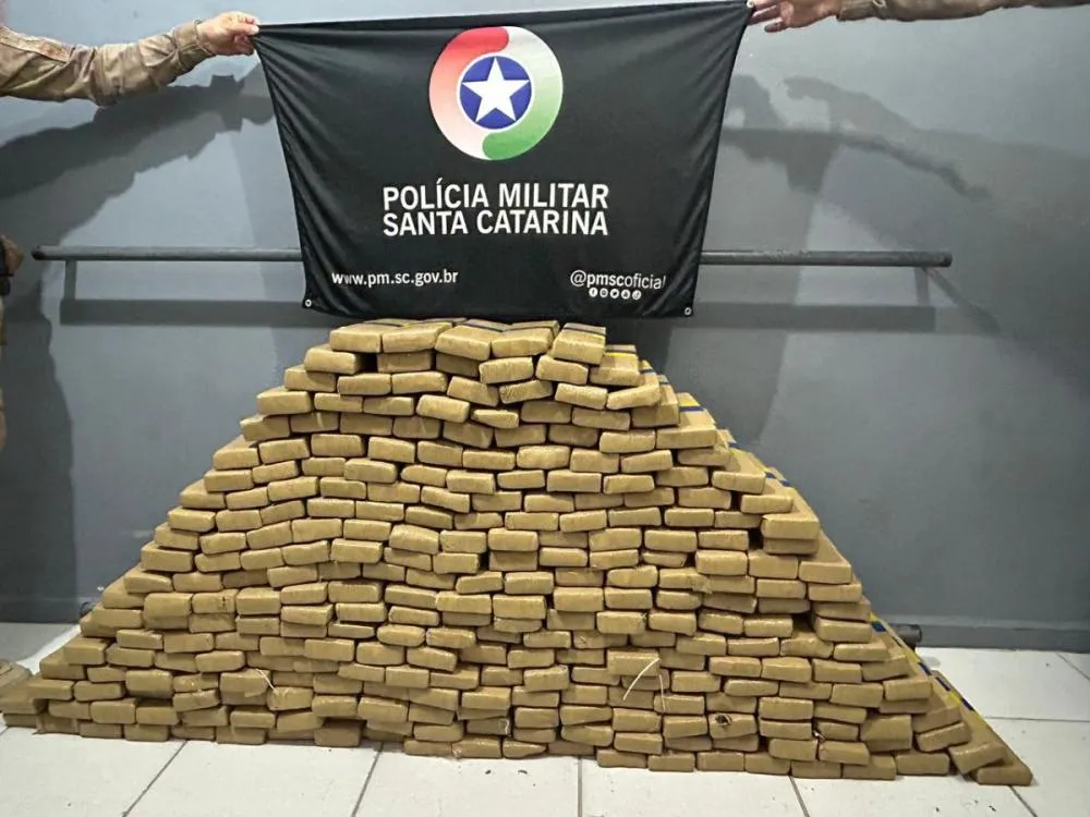 Polícia apreende mais de 250 kg de maconha e recupera veículo roubado após perseguição em Blumenau