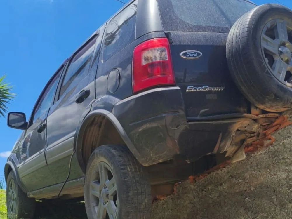 Vídeo: Carro quebra muro e fica pendurado após acidente na BR-470, em Indaial, neste domingo