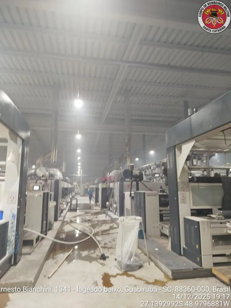 Incêndio em indústria têxtil mobiliza bombeiros em Guabiruba, mas é controlado sem feridos