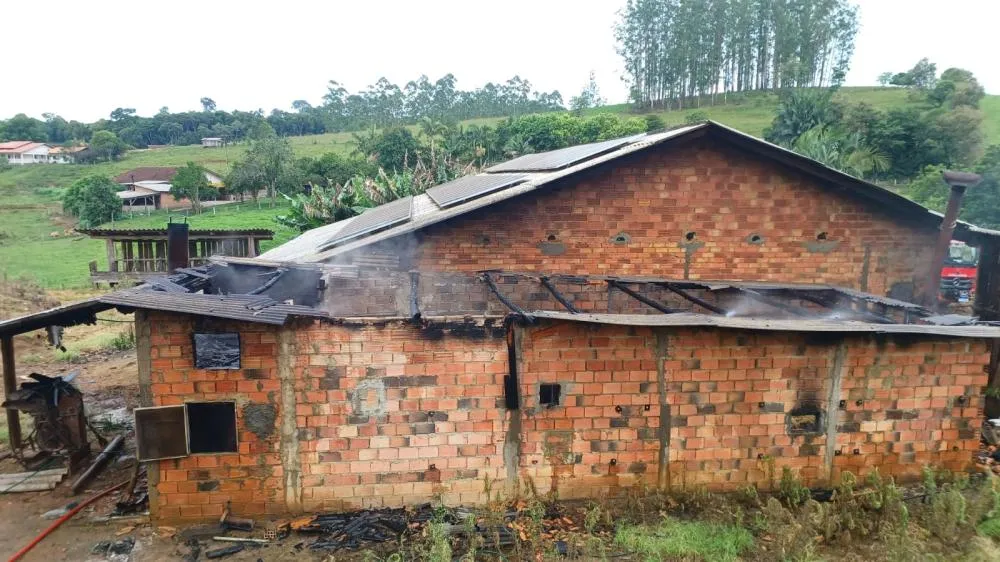 Incêndio atinge estufa de secagem de fumo e causa prejuízo de R$ 50 mil em Taió