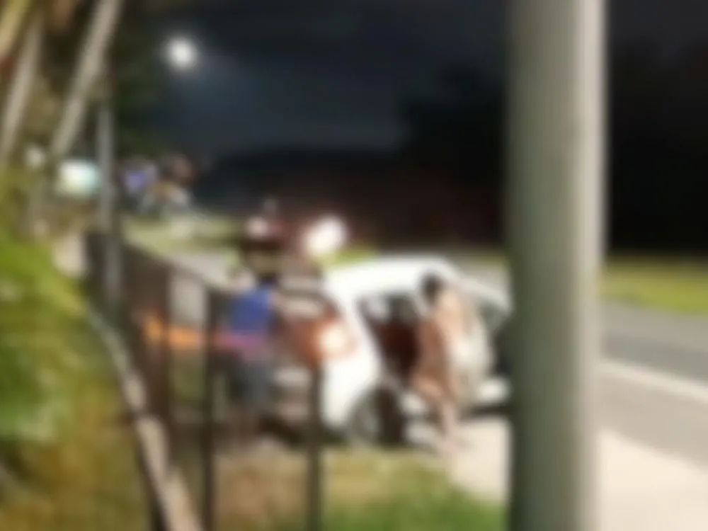 Motorista e passageiros fogem após carro capotar na BR-470 e são vistos em ponto de ônibus em Blumenau