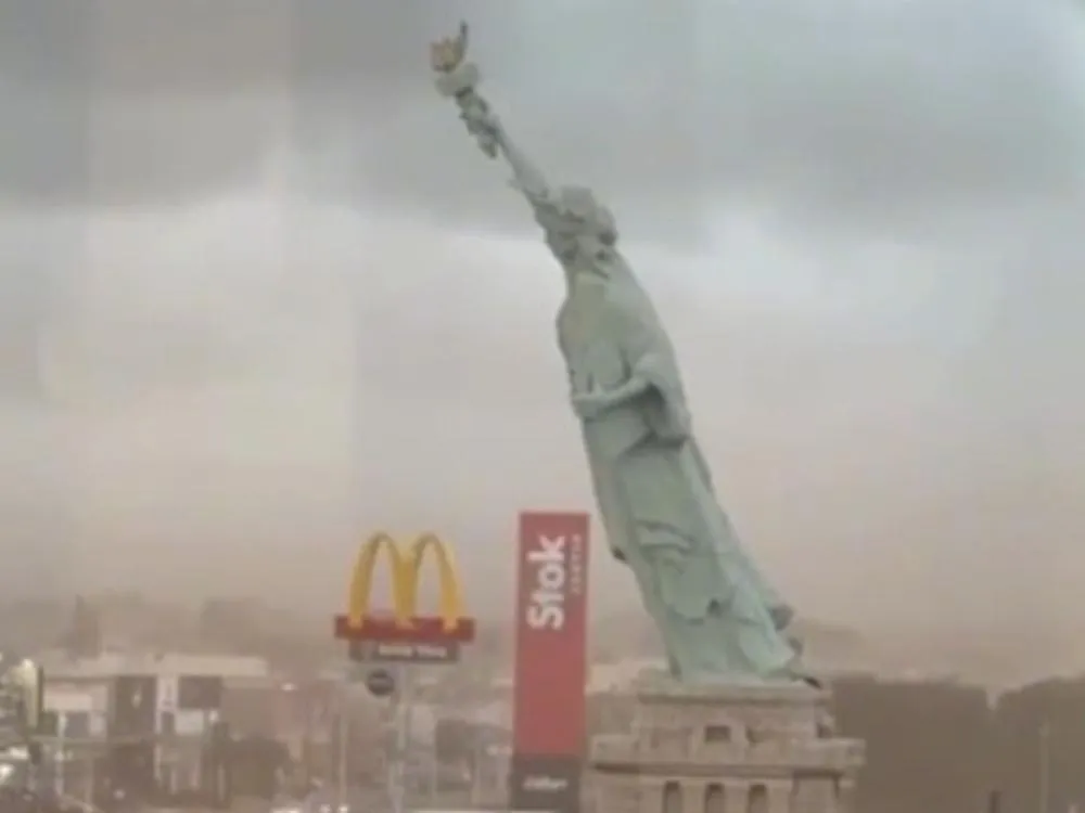 Vídeo: Estátua da Havan em Guaíba, no RS, cai durante forte temporal