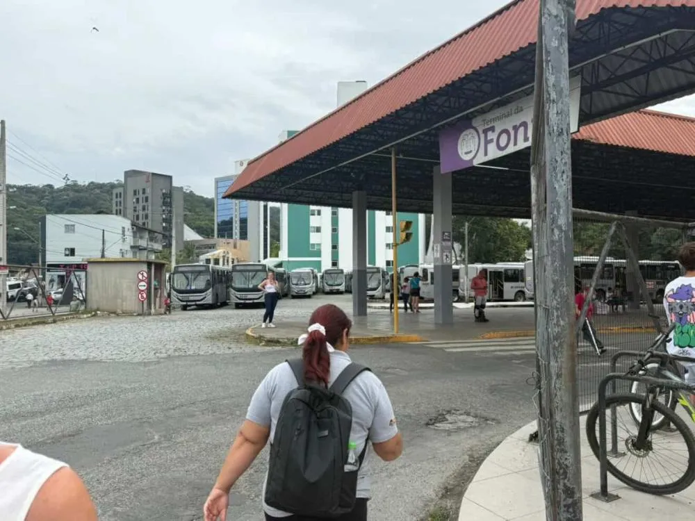 Trabalhadores do transporte coletivo de Blumenau voltam a paralisar ônibus
