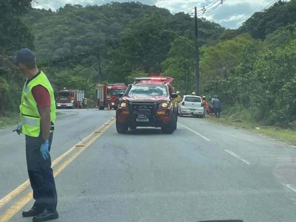 Motocicleta bate em poste e deixa duas pessoas feridas, no Distrito Belchior, em Gaspar