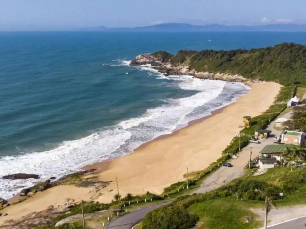 Prefeitura de Balneário Camboriú anuncia fim do naturismo na Praia do Pinho