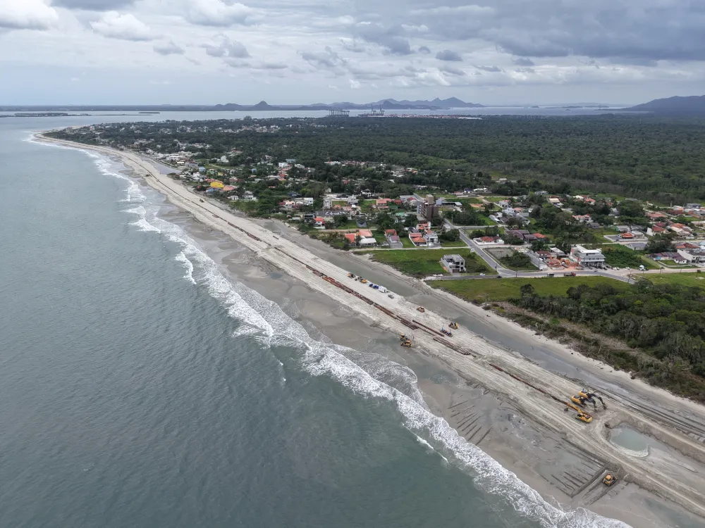 Praia de Itapoá tem 50% do engordamento finalizado com areia da dragagem da Babitonga