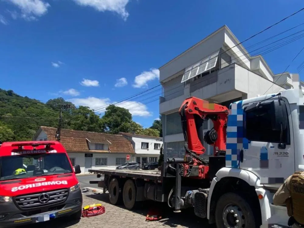 Motociclista morre após batida com caminhão no Alto Vale