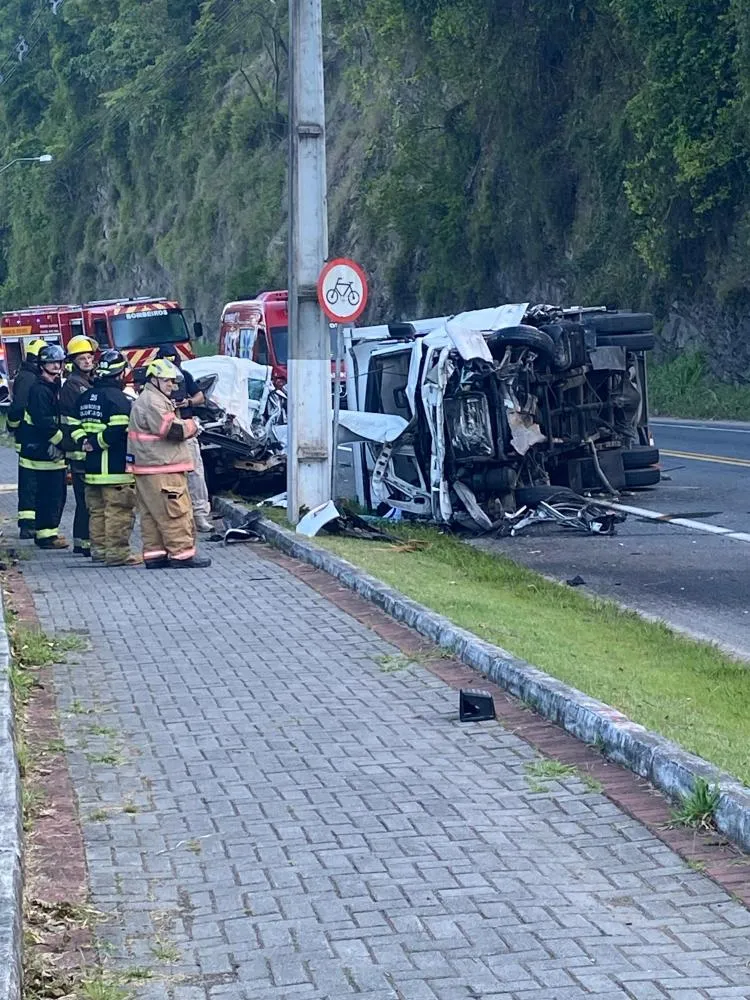 Acidente entre dois carros e caminhão mata três pessoas na BR-470, em Apiúna
