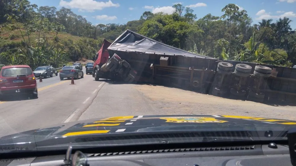 Carreta tomba na BR-470 em Indaial e deixa trânsito lento