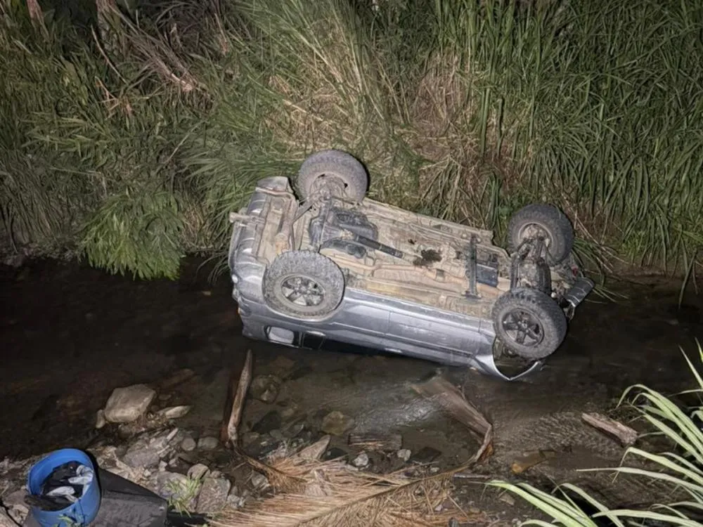 Veículo capota e cai em rio na SC-110 no Alto Vale