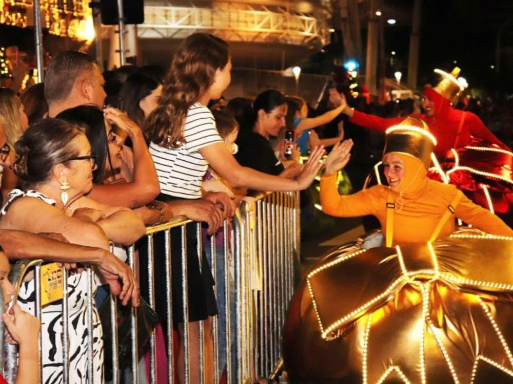 Penúltimo desfile do Natal em Blumenau acontece neste sábado na Rua Alberto Stein