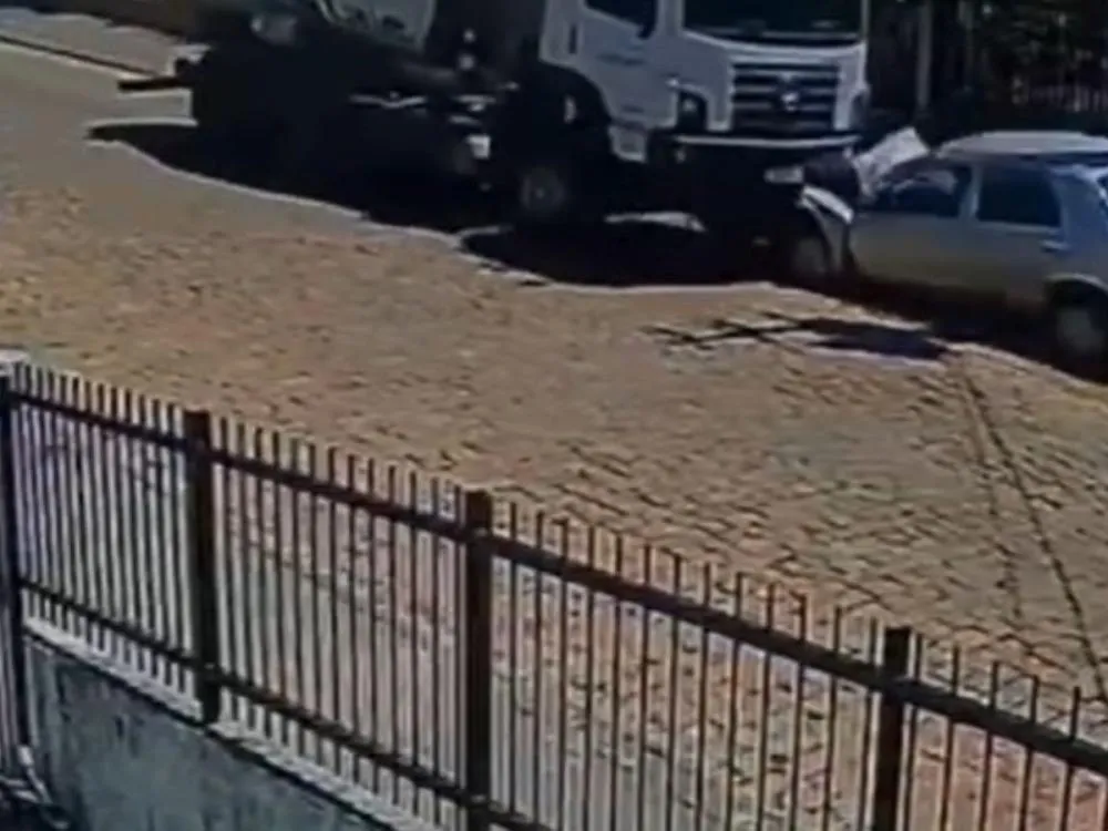 Vídeo: Câmera registra momento em que caminhão desgovernado atinge carro e derruba portão em Indaial