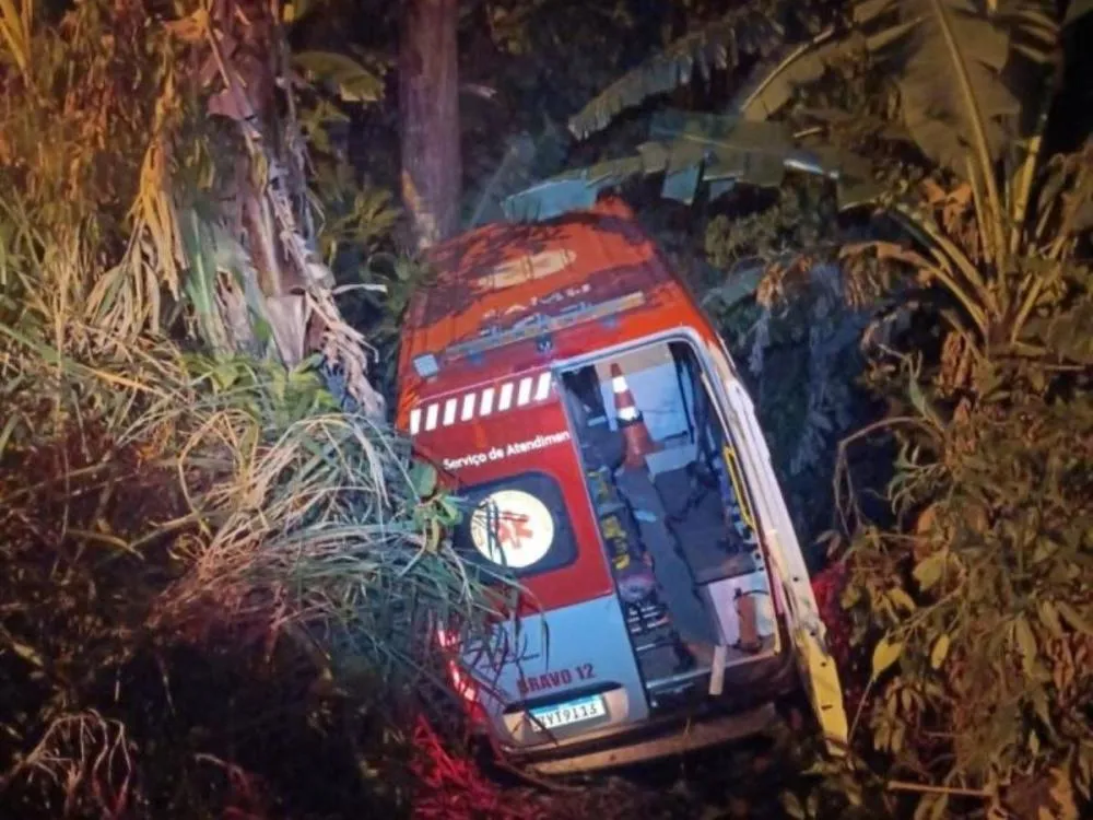 Jovem é preso após roubar ambulância do Samu, tentar fugir e provocar acidente na BR-470, no Vale do Itajaí; veja fotos