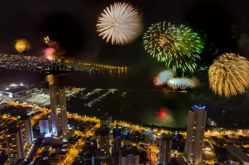 Após seis anos, Itajaí retoma réveillon público com expectativa de 70 mil visitantes e shows nacionais