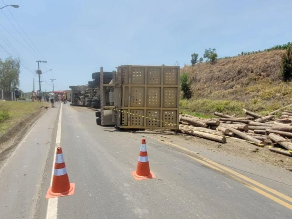 Caminhão carregado com toras tomba e bloqueia SC-350 em Taió
