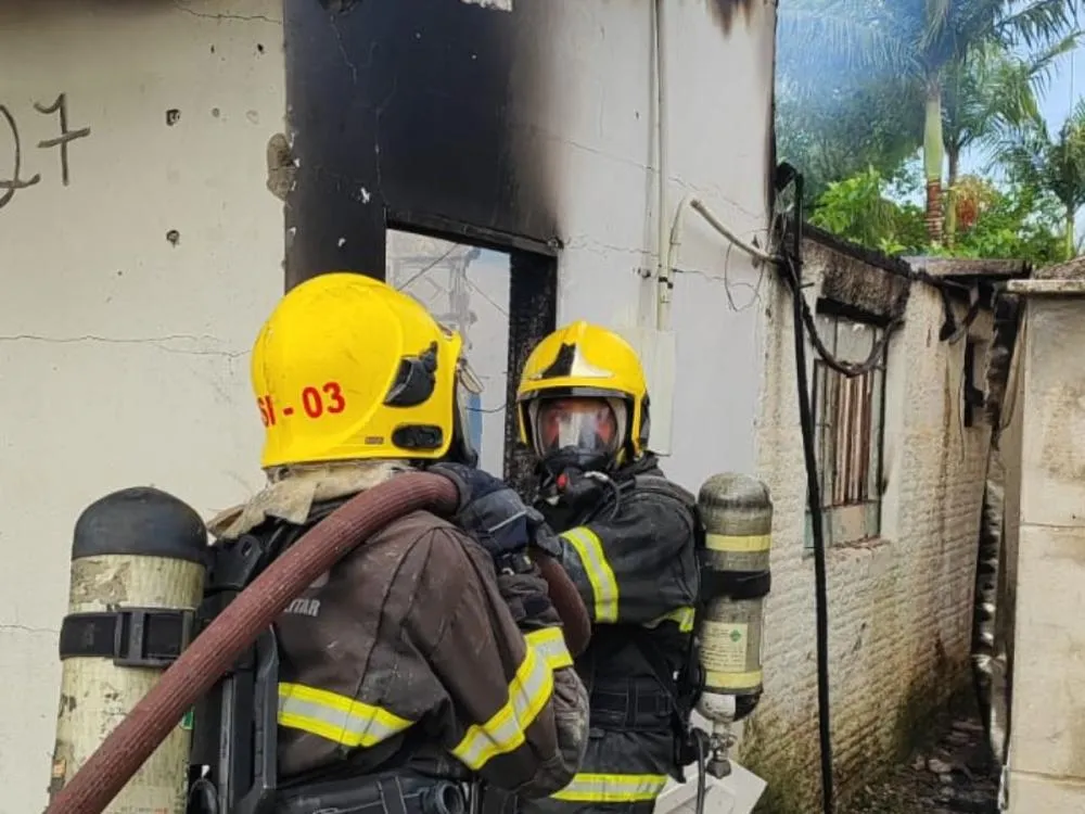 Casa fica destruída após ser atingida por um incêndio no bairro Itajaí, em Gaspar
