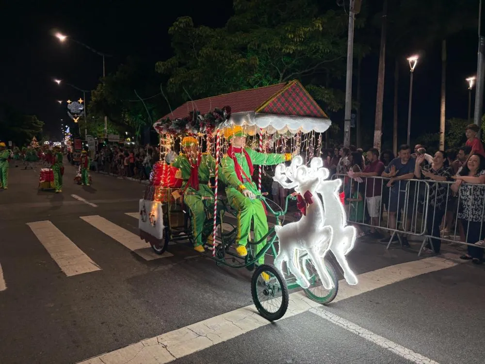 Desfile na Avenida Beira-Rio marca encerramento do Natal Encanto em Itajaí; veja fotos