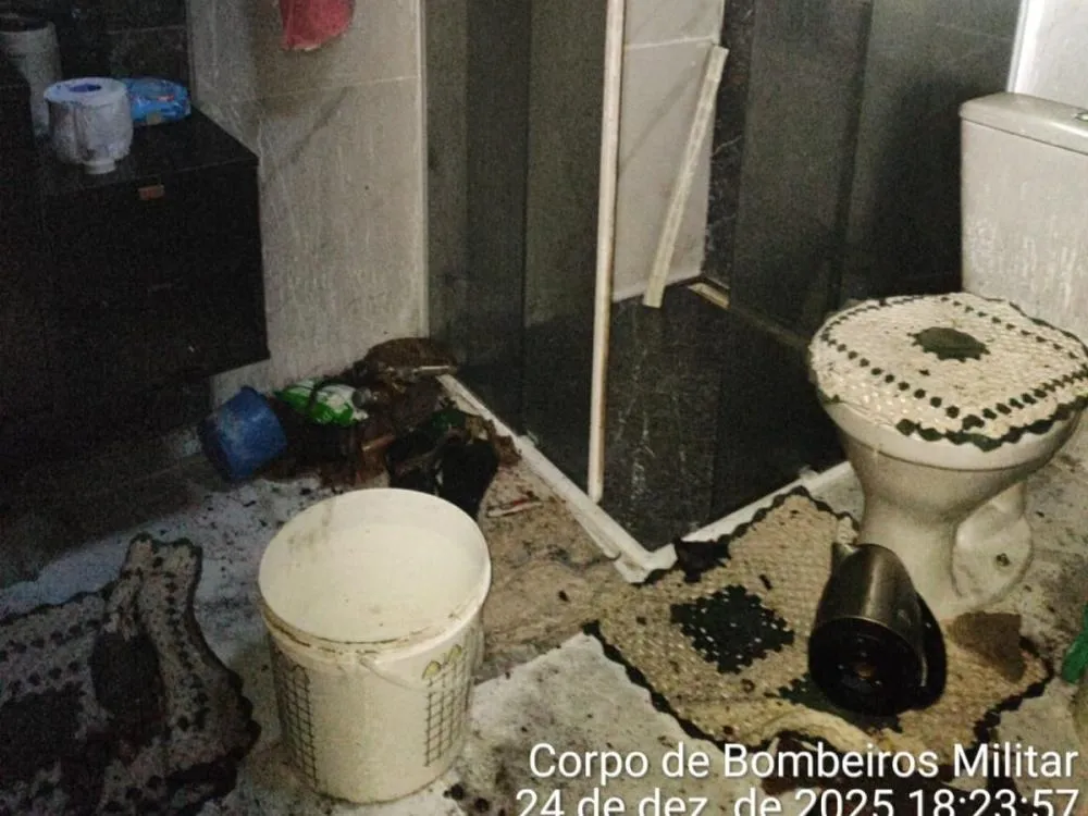 Fotos: Incêndio atinge casa em Gaspar e deixa duas pessoas feridas