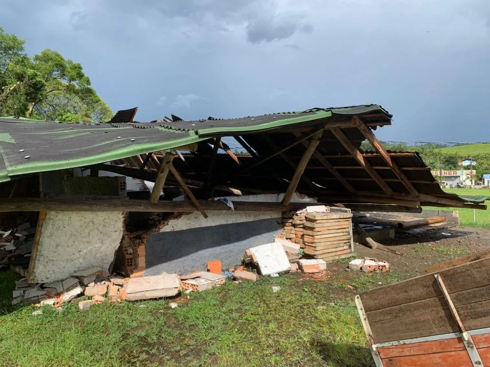 Temporal derruba galpão de clube de futebol e mobiliza bombeiros no Alto Vale do Itajaí; veja fotos