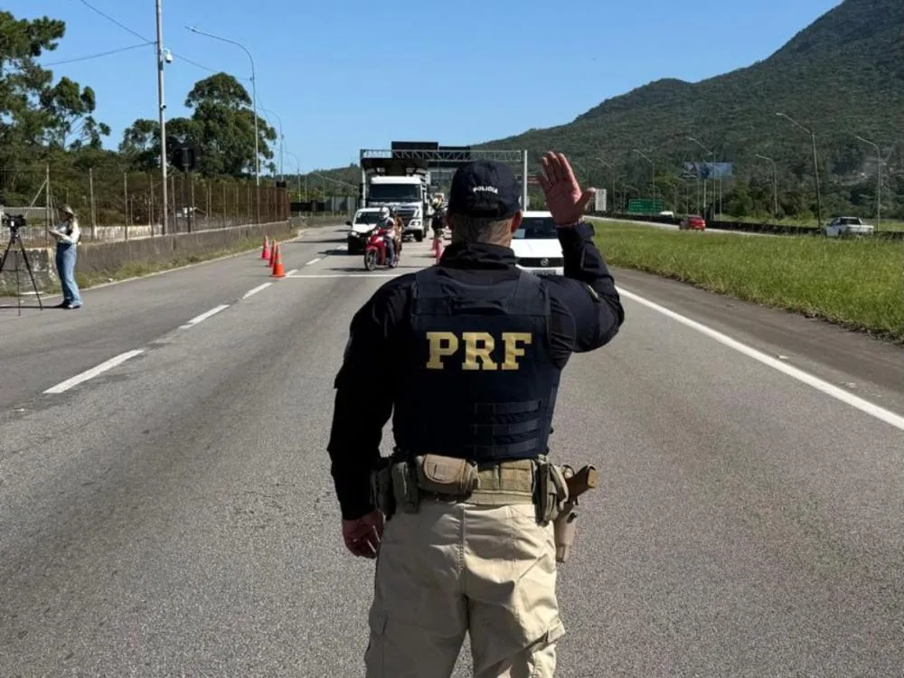 Tráfego nas BRs de SC deve aumentar 75% até o Réveillon, alerta PRF; confira as dicas