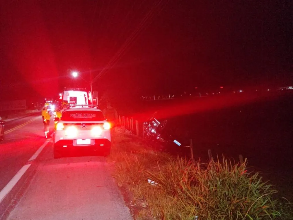 Pai e filho são levados ao hospital após capotamento na rodovia Francisco Mastella, em Gaspar