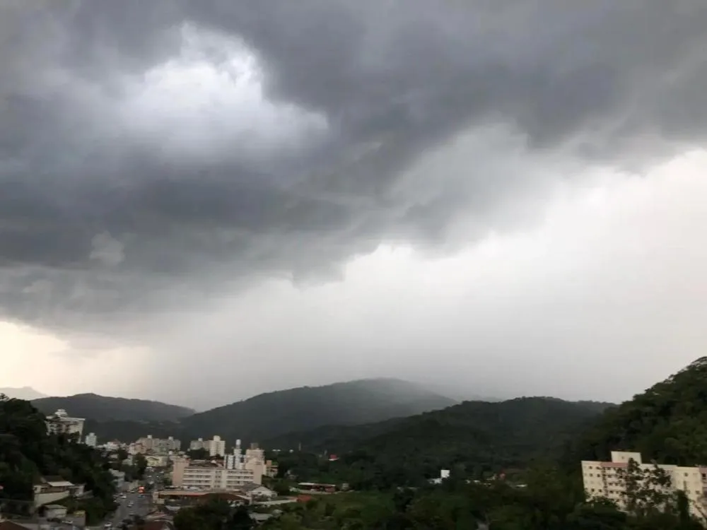 Santa Catarina permanece sob risco de temporais intensos neste fim de semana, alerta Defesa Civil