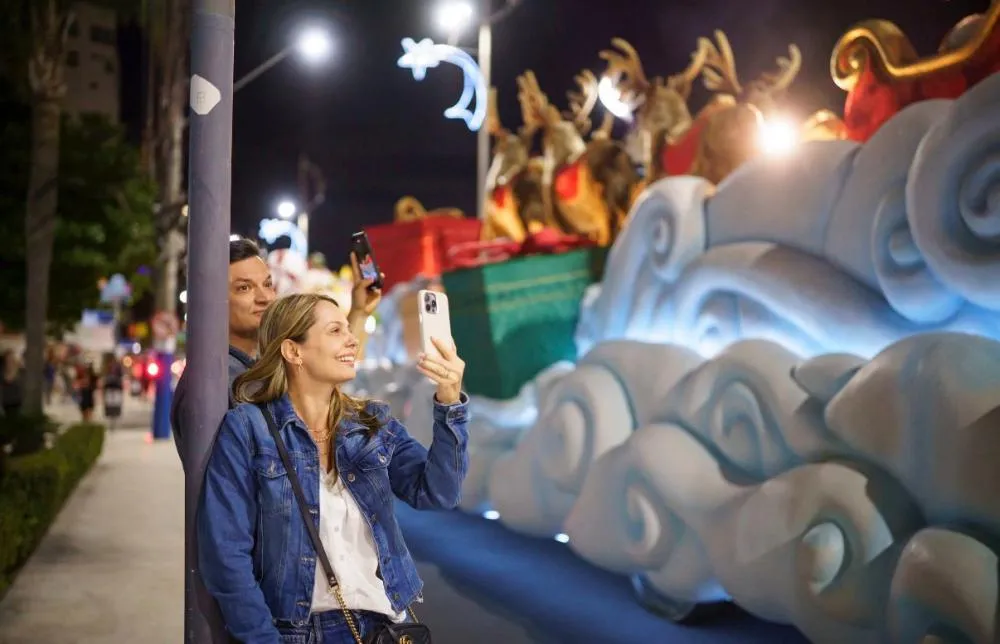Último desfile do “Minha Noite de Natal” encanta o público na Avenida Atlântica, em Balneário Camboriú; veja fotos