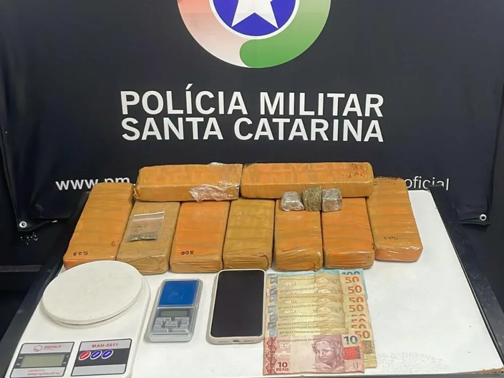 Jovem é preso com 4 kg de maconha após tentar se esconder da PM no Vale do Itajaí